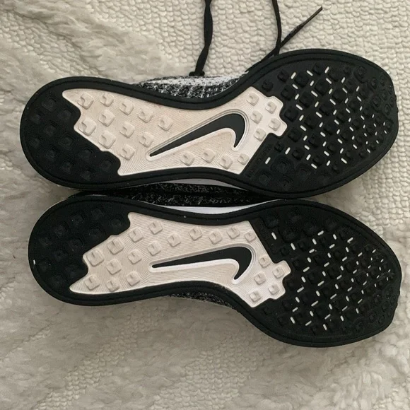 Nike Flyknit Racer Oreo 2.0 - Picture 4 of 7